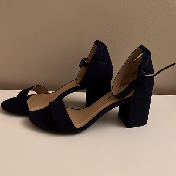 Size 8 Navy Heels - Picture 3 of 3